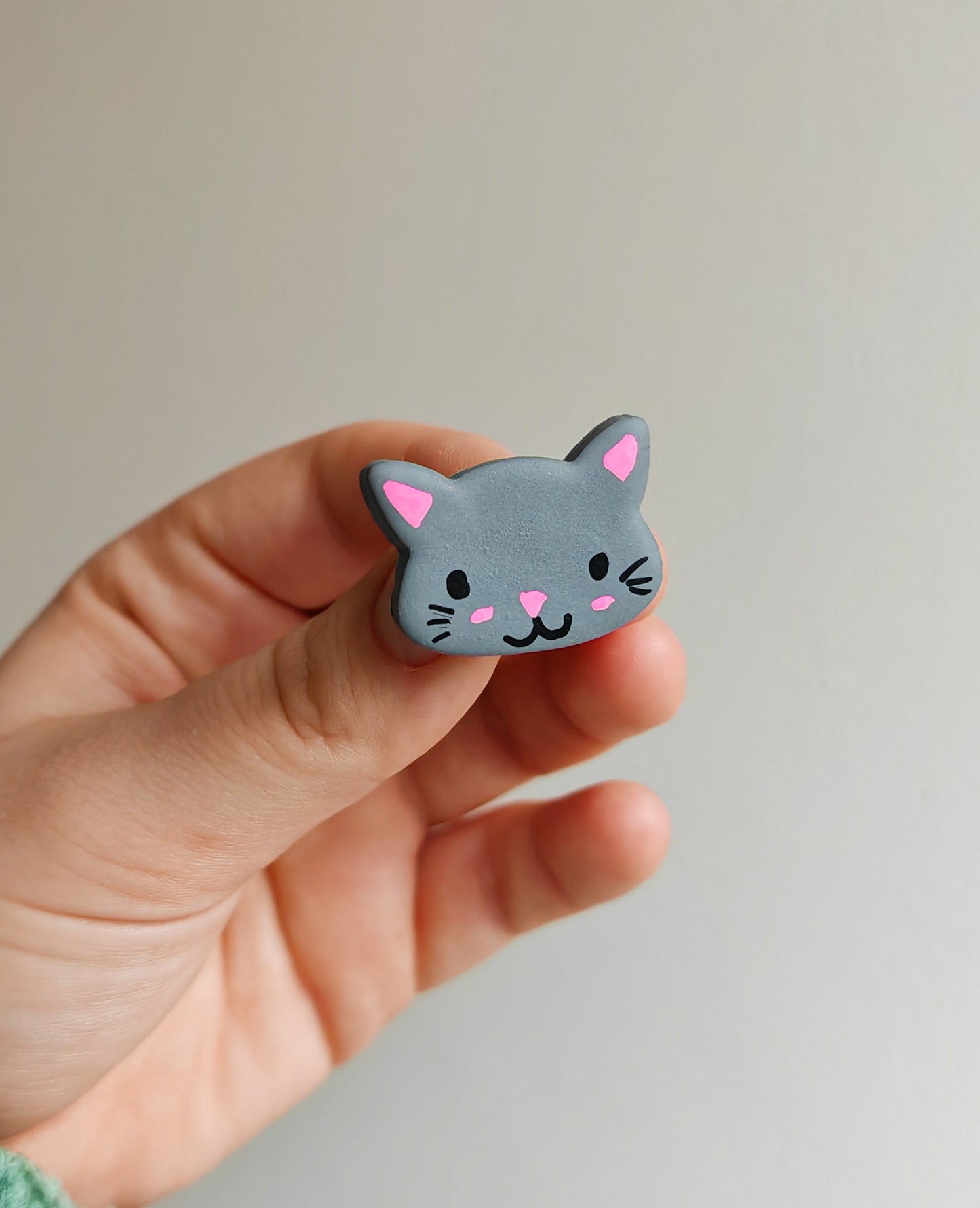 Grey cat pin