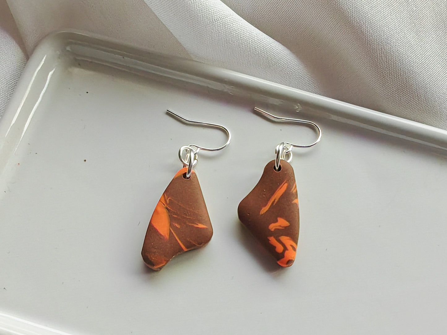 Mini marble dangle earrings - brown/orange