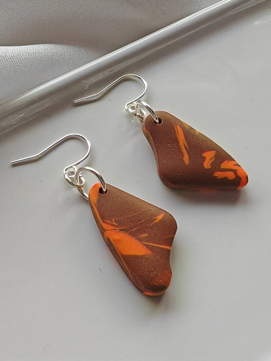 Mini marble dangle earrings - brown/orange